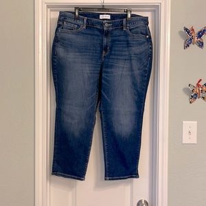 Girlfriend mid rise capri